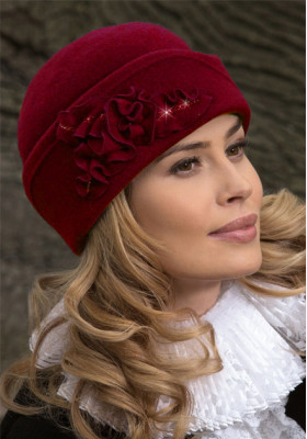 Красива шапка в бордо Oliena